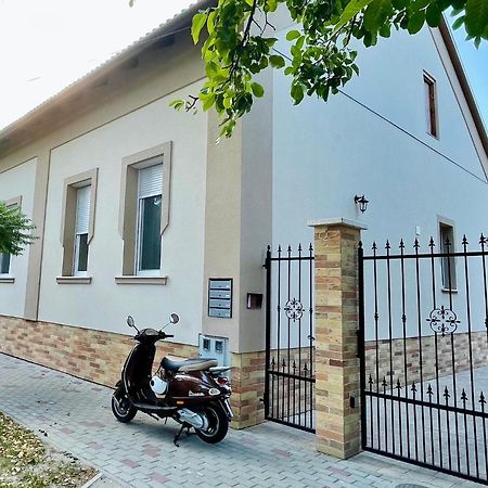 Voeroesmarty Apartmanhaz Makó Exteriér fotografie